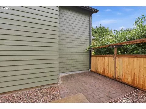 Exterior - 1680 Riley Ln, Eugene, OR 97402 photo 8 of 9