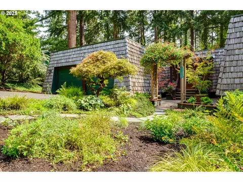 1807 Fircrest Dr, Eugene, OR 97403