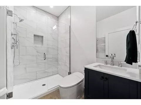 Bath - 43815 SE Herrick Rd, Sandy, OR 97055 photo 3 of 4