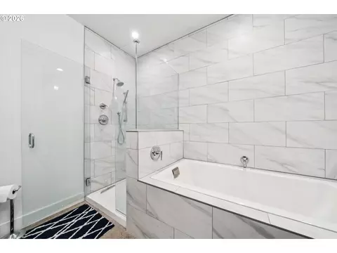 Bath - 43815 SE Herrick Rd, Sandy, OR 97055 photo 2 of 4
