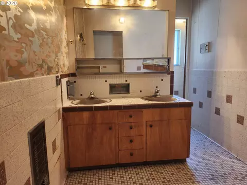 Bath - 619 N Morton St, Newberg, OR 97132 photo 1 of 1