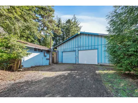 1660 Lund Ave, Coos Bay, OR 97420