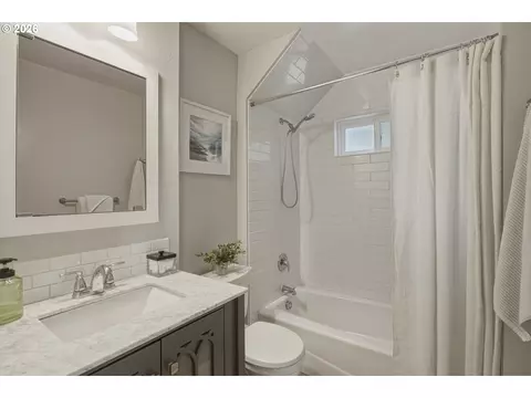 Bath - 150 Elkay Dr, Eugene, OR 97404 photo 1 of 1