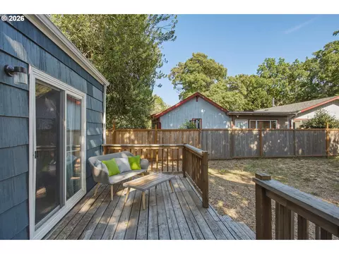 Exterior - 150 Elkay Dr, Eugene, OR 97404 photo 5 of 12