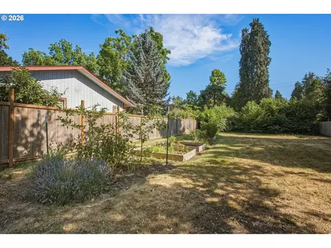 Exterior - 150 Elkay Dr, Eugene, OR 97404 photo 9 of 12