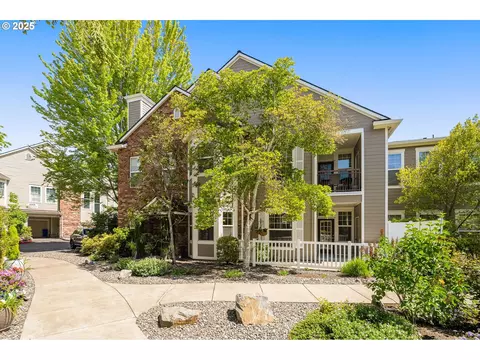 1231 NE Horizon Loop #203, Hillsboro, OR 97124