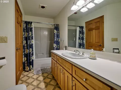 Bath - 23456 S Schieffer Rd, Colton, OR 97017 photo 5 of 5