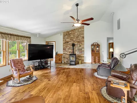 Living - 23456 S Schieffer Rd, Colton, OR 97017 photo 2 of 6