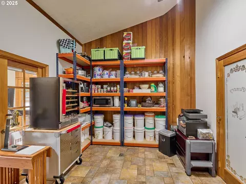 Kitchen - 23456 S Schieffer Rd, Colton, OR 97017 photo 4 of 5
