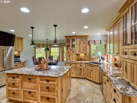Kitchen - 23456 S Schieffer Rd, Colton, OR 97017 photo 3 of 5