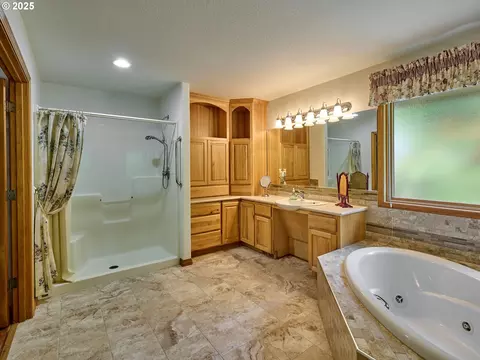 Bath - 23456 S Schieffer Rd, Colton, OR 97017 photo 4 of 5