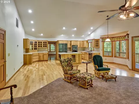Living - 23456 S Schieffer Rd, Colton, OR 97017 photo 4 of 6