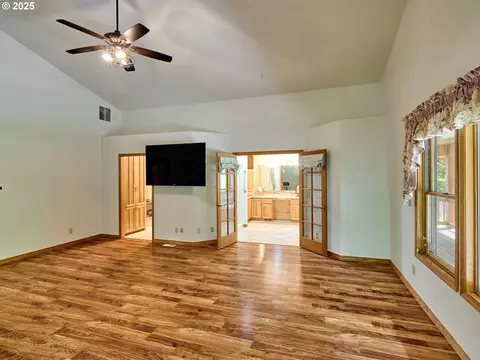 Living - 23456 S Schieffer Rd, Colton, OR 97017 photo 5 of 6