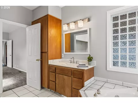 Bath - 6001 E St, Springfield, OR 97478 photo 4 of 6