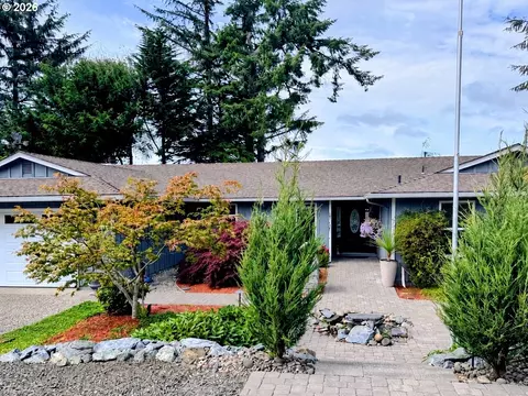 1689 Applewood Dr, Coos Bay, OR 97420