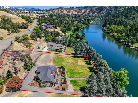 355 Boatwatch Ln #8 & 9, Roseburg, OR 97470