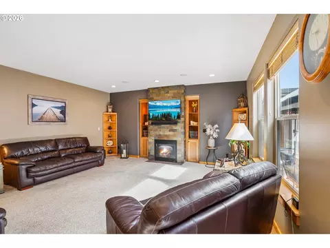 Living - 286 SE Condor Dr, Gresham, OR 97080 photo 2 of 4