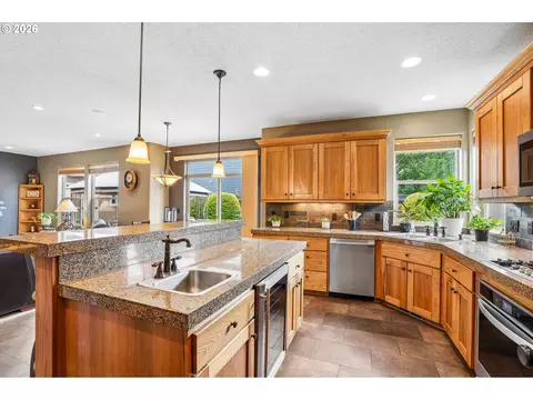 Kitchen - 286 SE Condor Dr, Gresham, OR 97080 photo 4 of 6