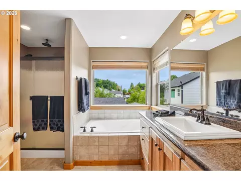 Bath - 286 SE Condor Dr, Gresham, OR 97080 photo 3 of 7