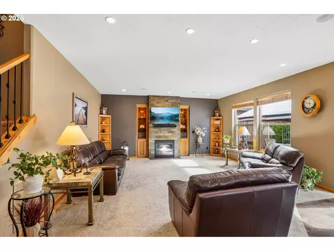 Living - 286 SE Condor Dr, Gresham, OR 97080 photo 1 of 4