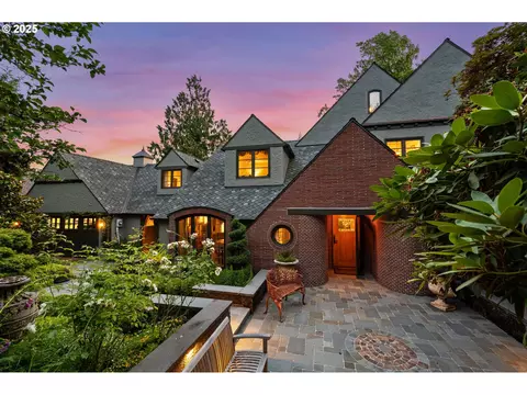 4470 SW Greenleaf Dr, Portland, OR 97221