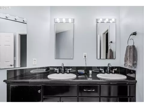 Bath - 27067 Pickens Rd, Eugene, OR 97402 photo 2 of 5