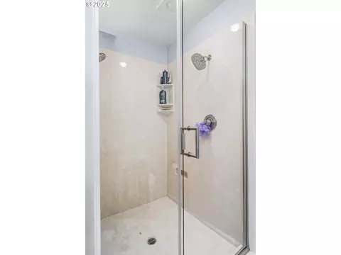 Bath - 27067 Pickens Rd, Eugene, OR 97402 photo 3 of 5