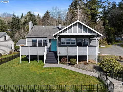 1594 SE 2nd St, Astoria, OR 97103