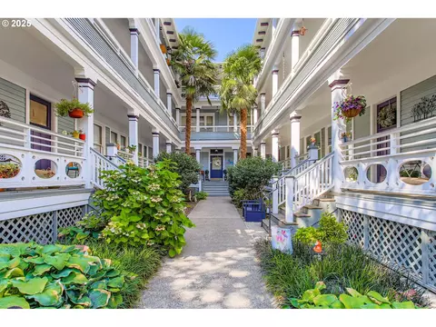 2127 NW Irving St #302, Portland, OR 97210