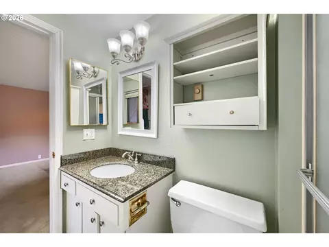 Bath - 132 Lynnbrook Dr, Eugene, OR 97404 photo 2 of 3