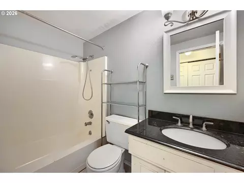 Bath - 132 Lynnbrook Dr, Eugene, OR 97404 photo 3 of 3