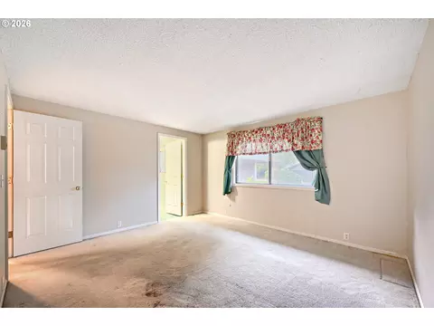 Bedroom - 132 Lynnbrook Dr, Eugene, OR 97404 photo 1 of 5