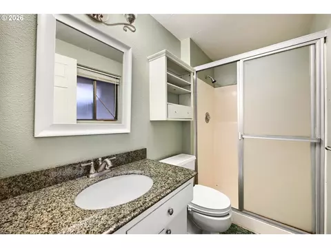 Bath - 132 Lynnbrook Dr, Eugene, OR 97404 photo 1 of 3