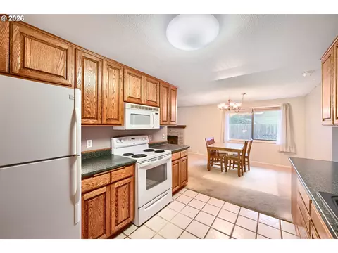 Kitchen - 132 Lynnbrook Dr, Eugene, OR 97404 photo 2 of 3