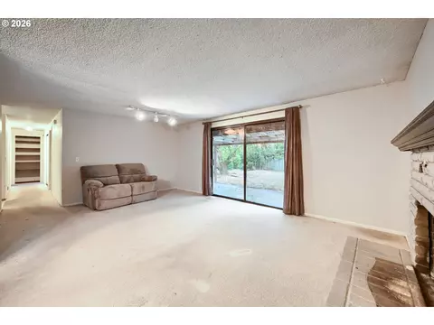 Living - 132 Lynnbrook Dr, Eugene, OR 97404 photo 1 of 4