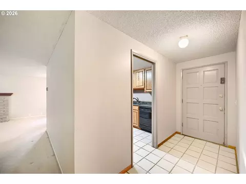 Entry Way - 132 Lynnbrook Dr, Eugene, OR 97404 photo 1 of 1
