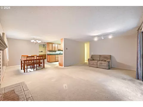 Living - 132 Lynnbrook Dr, Eugene, OR 97404 photo 2 of 4