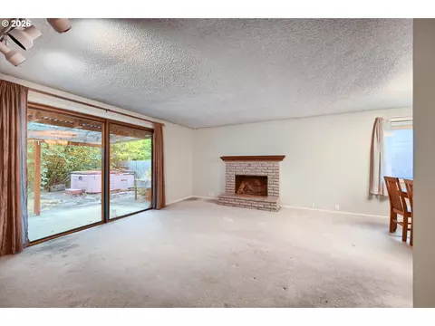 Living - 132 Lynnbrook Dr, Eugene, OR 97404 photo 3 of 4