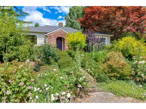 8285 SW Parrway Dr, Portland, OR 97225