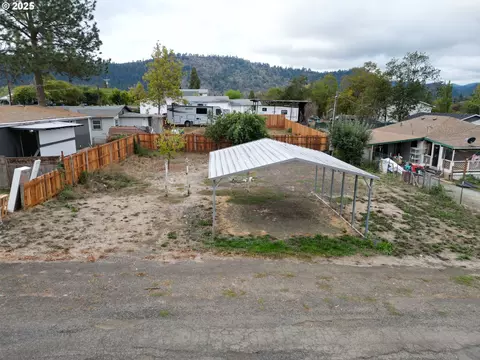271 SE Robinson St, Winston, OR 97496