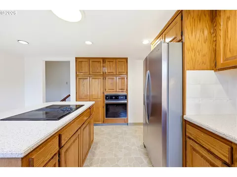 Kitchen - 1326 SE Linden Ct, Gresham, OR 97080 photo 4 of 6