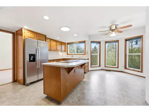 Kitchen - 1326 SE Linden Ct, Gresham, OR 97080 photo 3 of 6