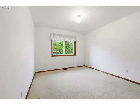 Bedroom - 1326 SE Linden Ct, Gresham, OR 97080 photo 7 of 12