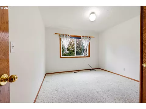 Bedroom - 1326 SE Linden Ct, Gresham, OR 97080 photo 9 of 12