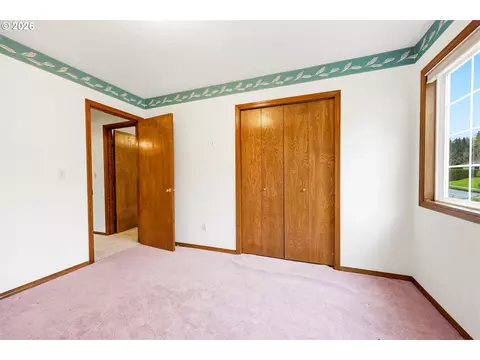 Bedroom - 1326 SE Linden Ct, Gresham, OR 97080 photo 5 of 12