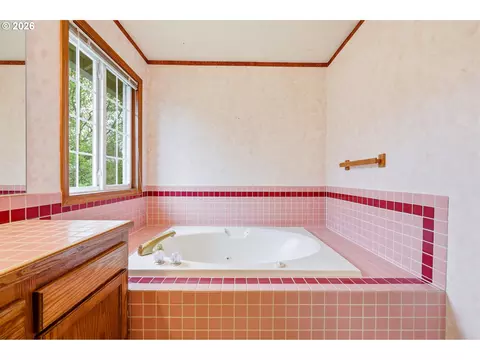 Bath - 1326 SE Linden Ct, Gresham, OR 97080 photo 1 of 1
