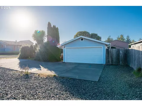 1590 Saint John Ave, Coos Bay, OR 97420