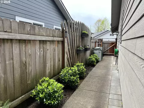 Exterior - 1111 Risden Pl, Eugene, OR 97404 photo 6 of 7