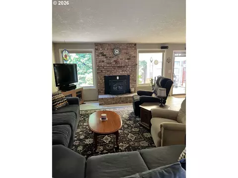 Living - 1111 Risden Pl, Eugene, OR 97404 photo 1 of 1