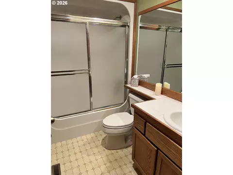 Bath - 1111 Risden Pl, Eugene, OR 97404 photo 2 of 2